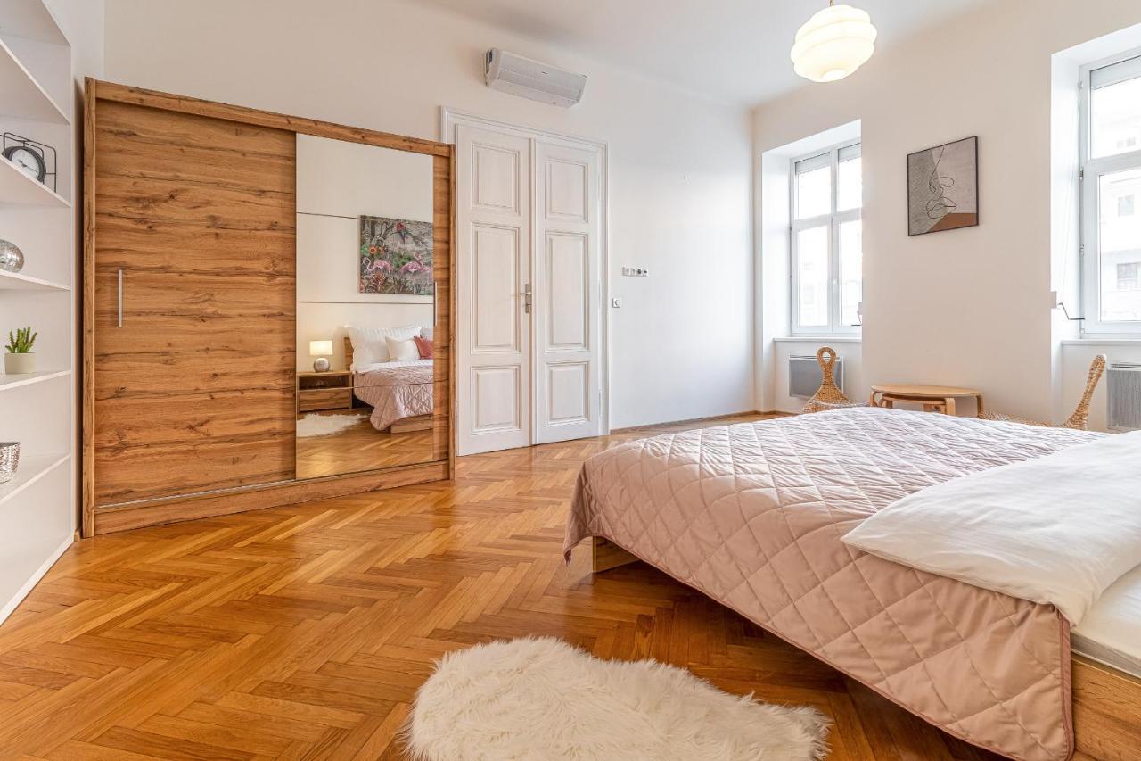 Ferienwohnung Stylish Luxury Flat In Old Town Pressburg Exterior foto